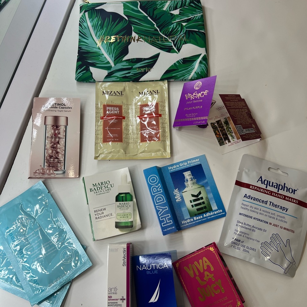Tropical Leaf Cosmetic Bag with Skincare Samples